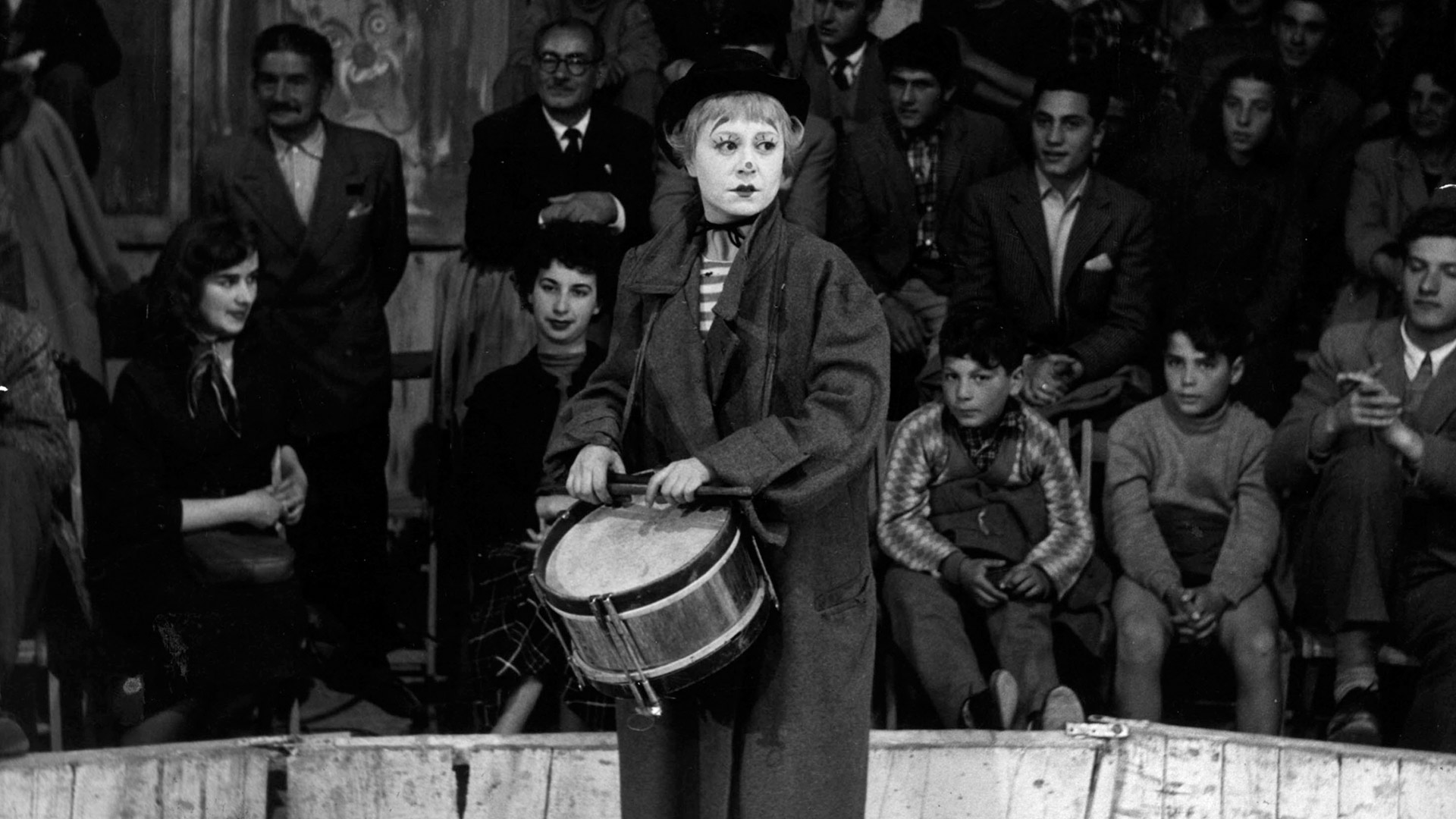 جلسومینا در حال نواختن طبل در فیلم La Strada