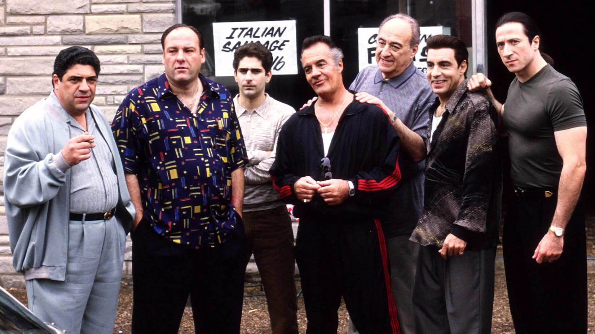 شخصیت‌های اصلی سریال The Sopranos جلوی مغازه در خیابان