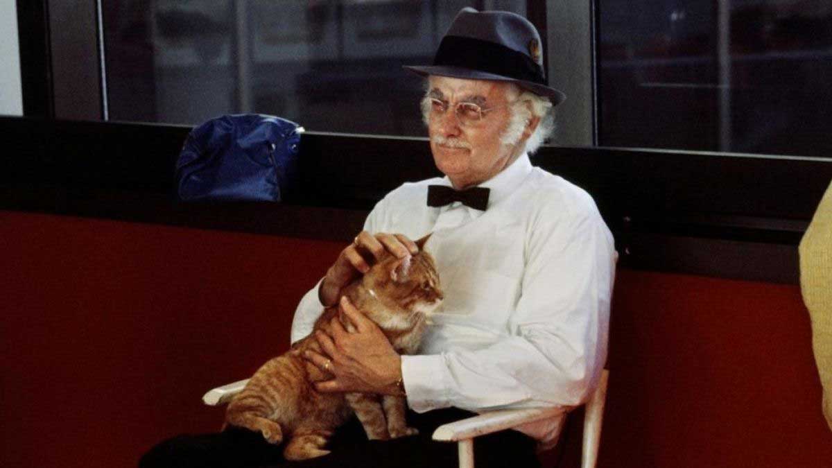 آرت کارنی با پیراهن سفید و گربه در فیلم Harry and Tonto، محصول سال ۱۹۷۴ میلادی