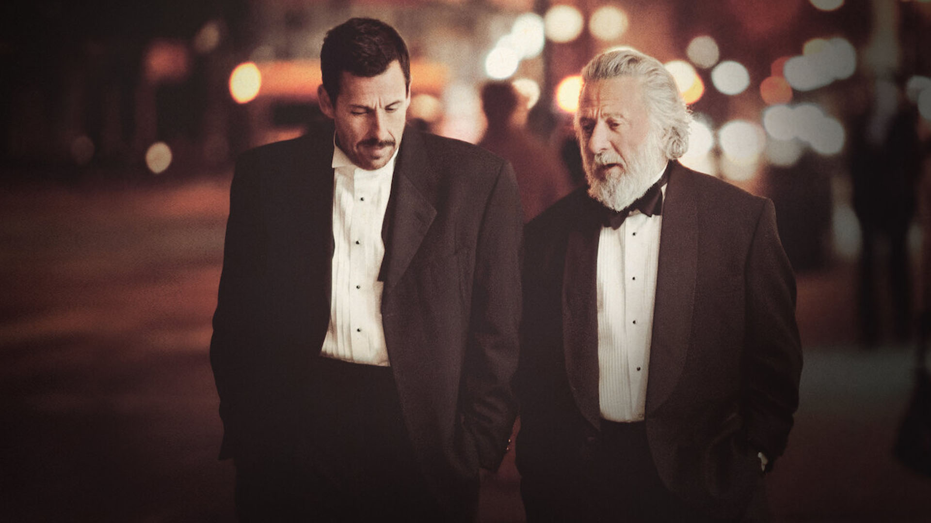 آدام سندلر و داستین هافمن در حال راه رفتن و حرف زدن در فیلم The Meyerowitz Stories