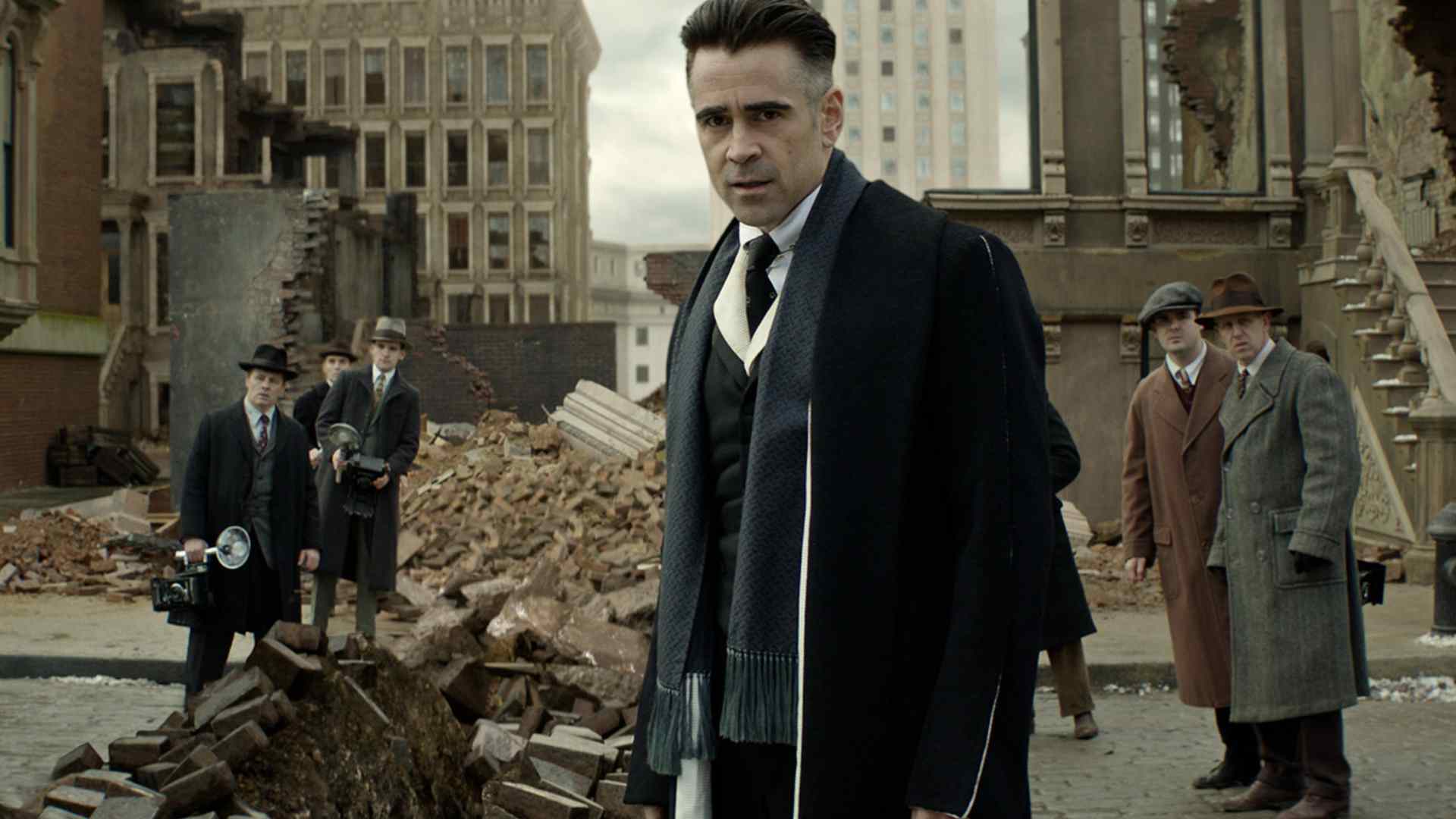 کالین فارل در مقابل خرابه‌های یک ساختمان در فیلم Fantastic Beasts and Where to Find Them