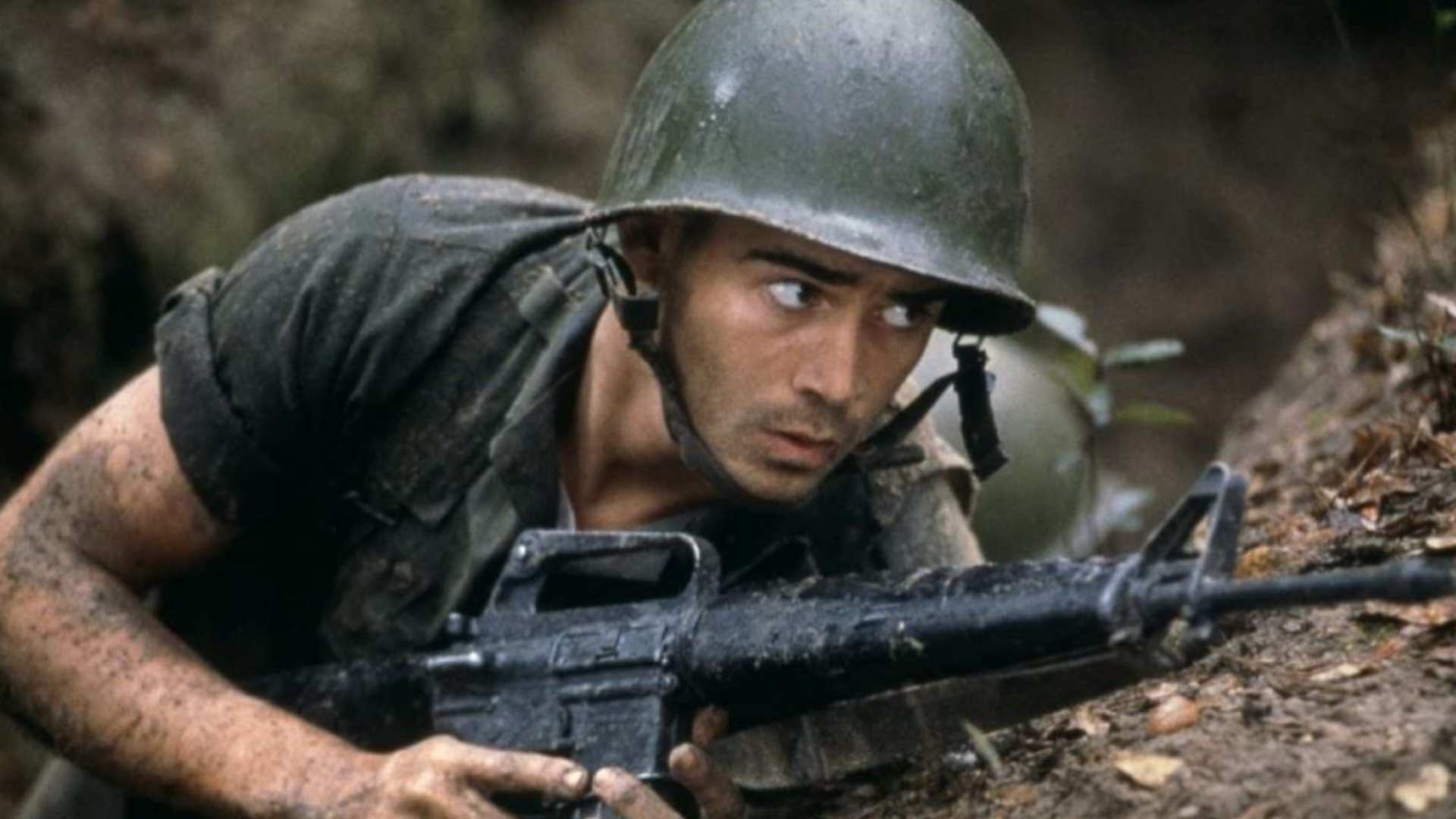 کالین فارل در نقش یک سرباز با اسلحه در فیلم Tigerland روی زمین دراز کشیده است