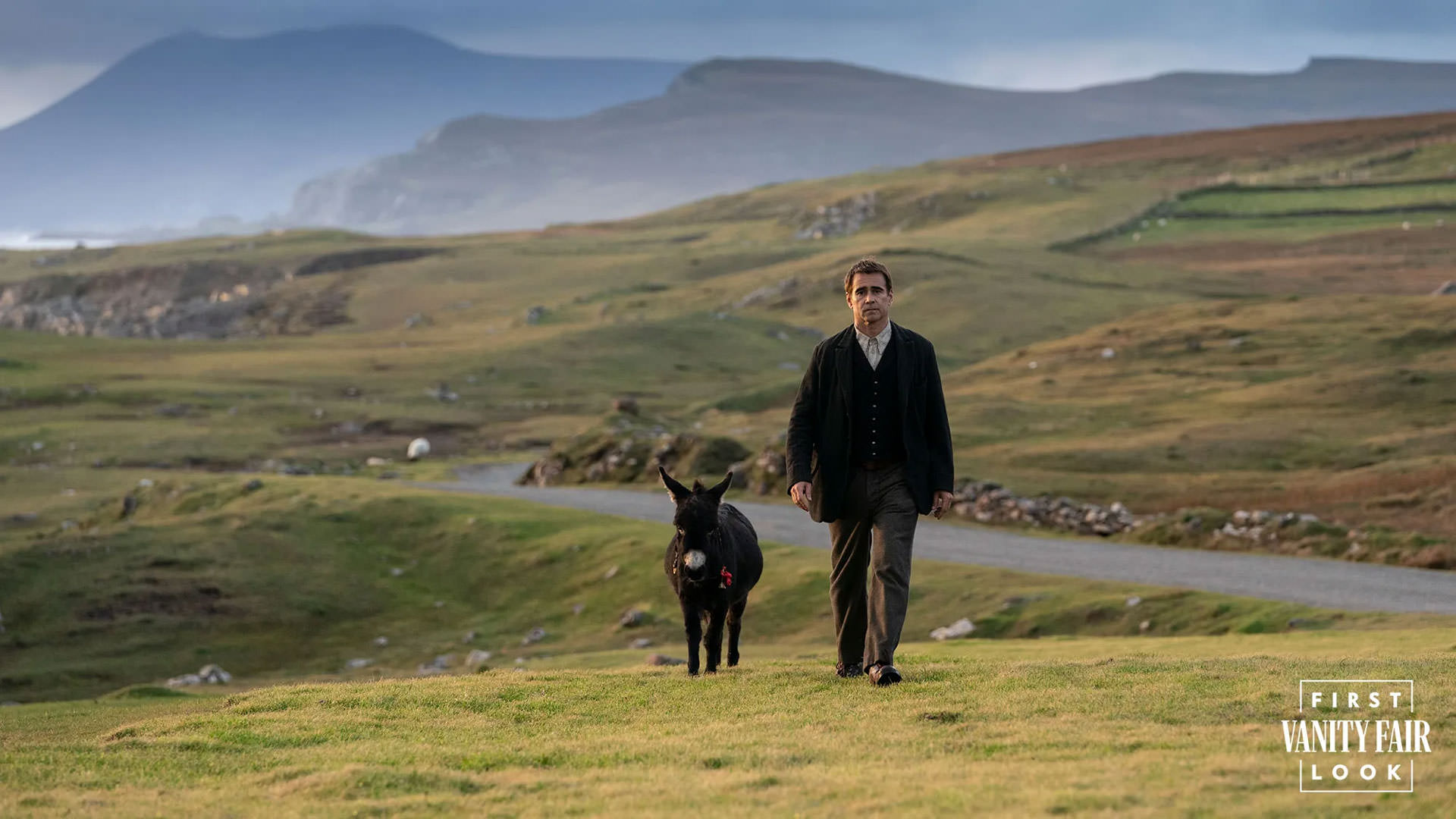کالین فارل کنار یک الاغ در طبیعت جزیره‌ای در کشور ایرلند در عکسی مربوط به فیلم بنشی‌های اینشیرین اثر مارتین مک‌دونا