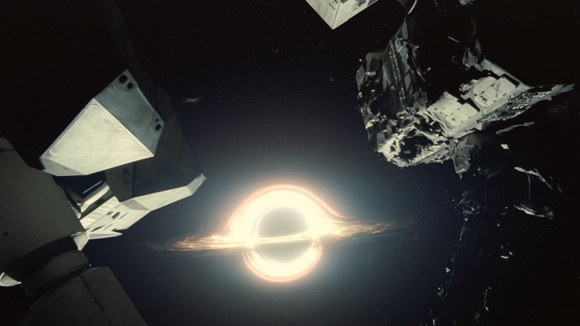 کوپر به سمت سیاه‌چاله پرواز می‌کند فیلم میان‌ستاره‌ای