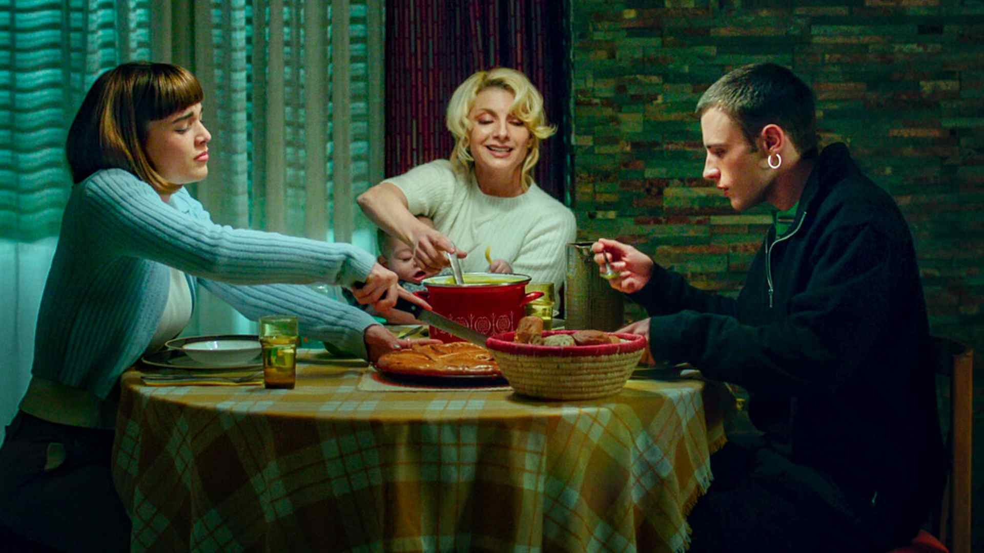 اعضای خانواده در حال غذا خوردن در سریال Holy Family