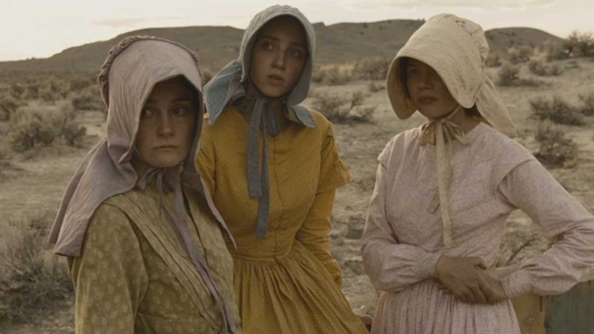 زنان با لباس های قدیمی روشن در فیلم Meek's Cutoff، محصول سال ۲۰۱۰ میلادی