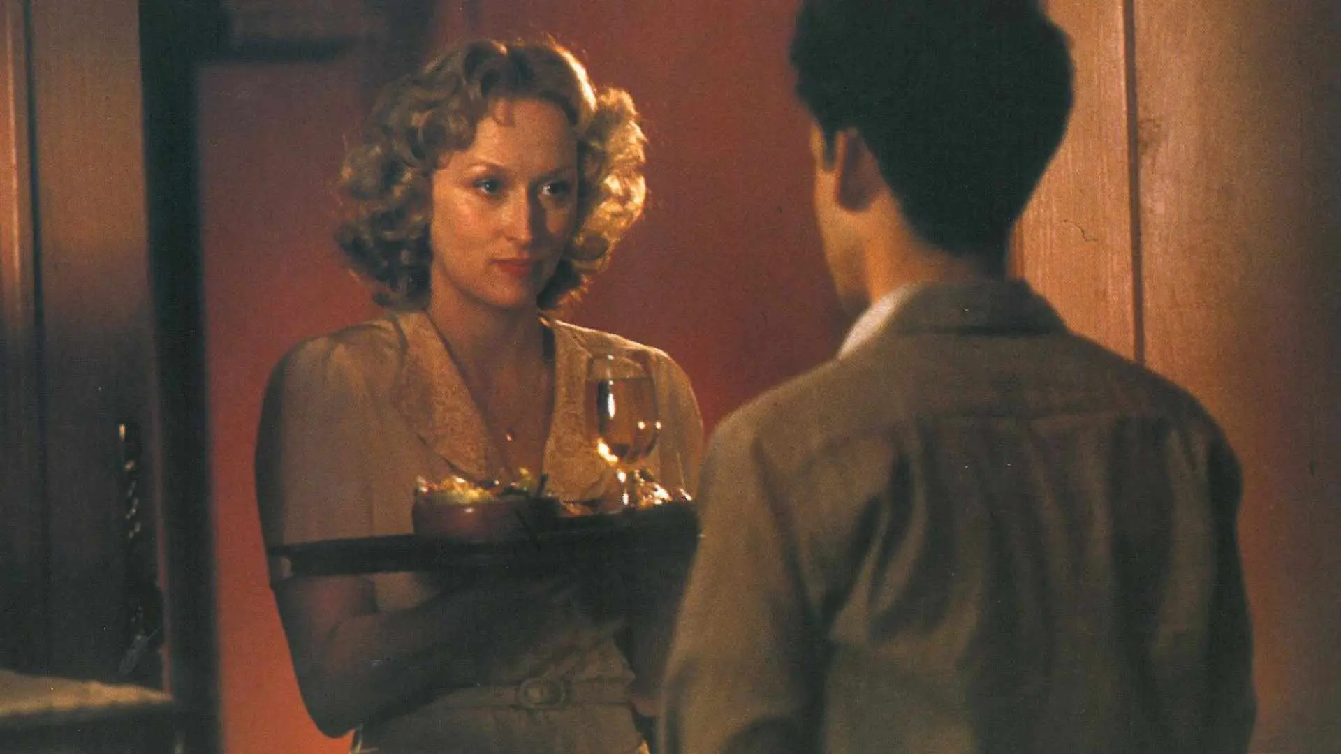 مریل استریپ در فیلم Sophie's Choice با سینی پذیرایی