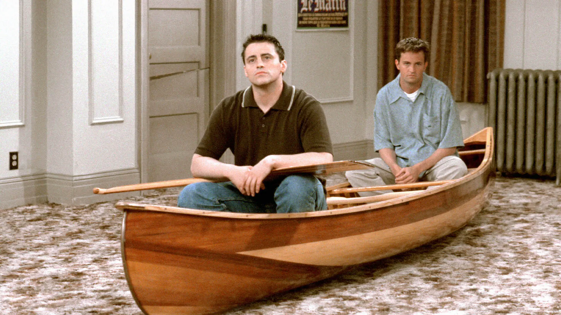 جویی و چندلر درون یک قایق در سریال friends