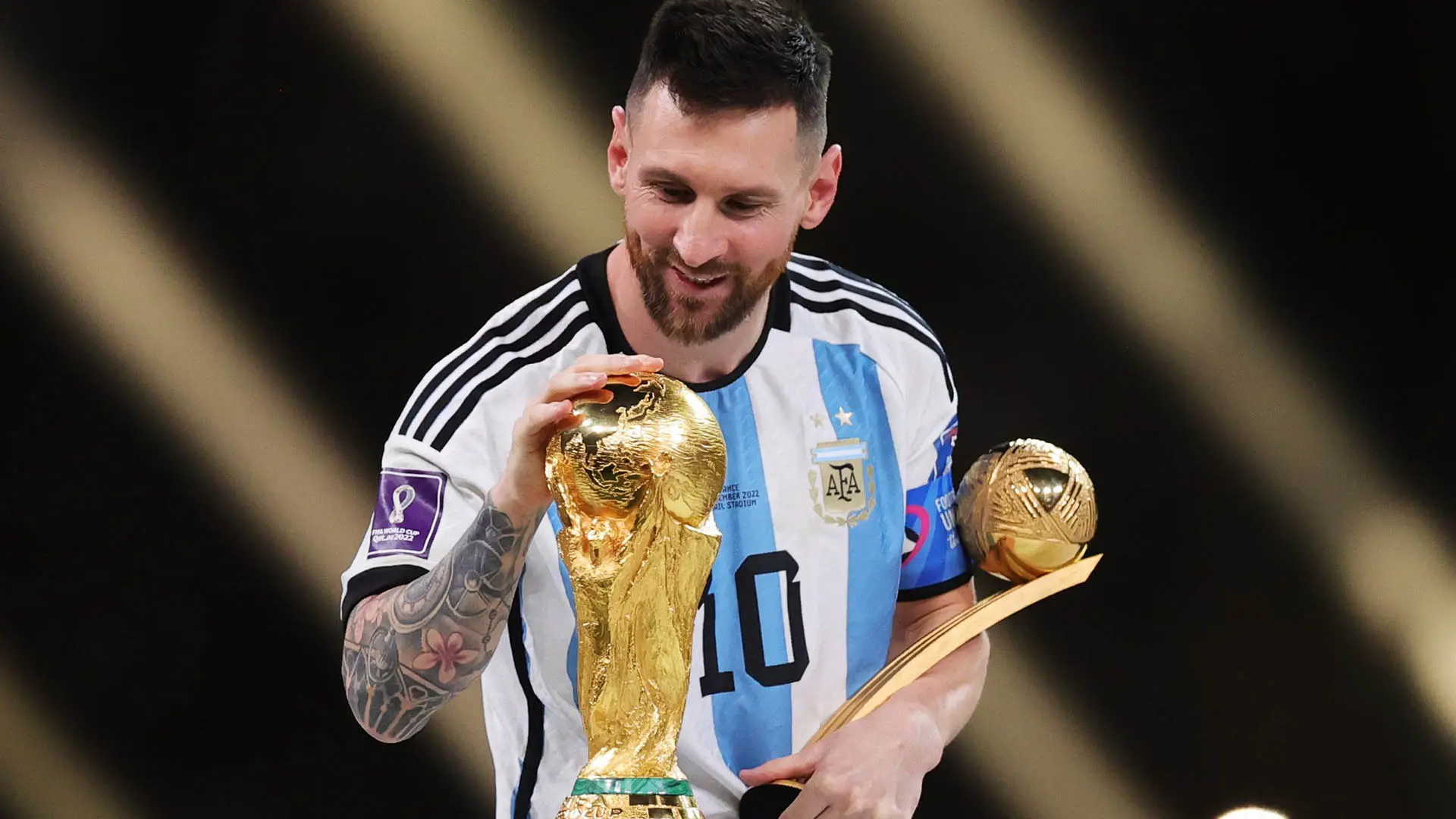 لیونل مسی همراه با جام‌های خود در انتهای جام جهانی | مستند Lionel Messi Destiny