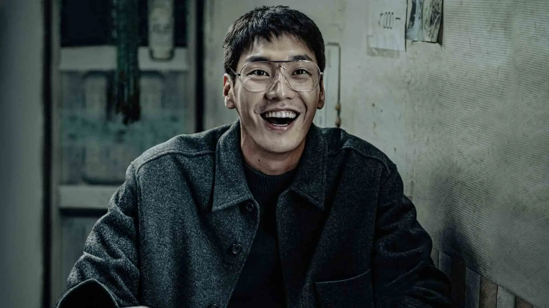 کیم یونگ-کوانگ در حال خنده در سریال Somebody