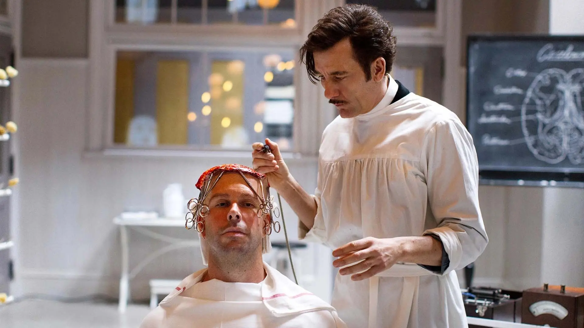 پزشک در حال انجام عمل روی سر بیمار در سریال The Knick