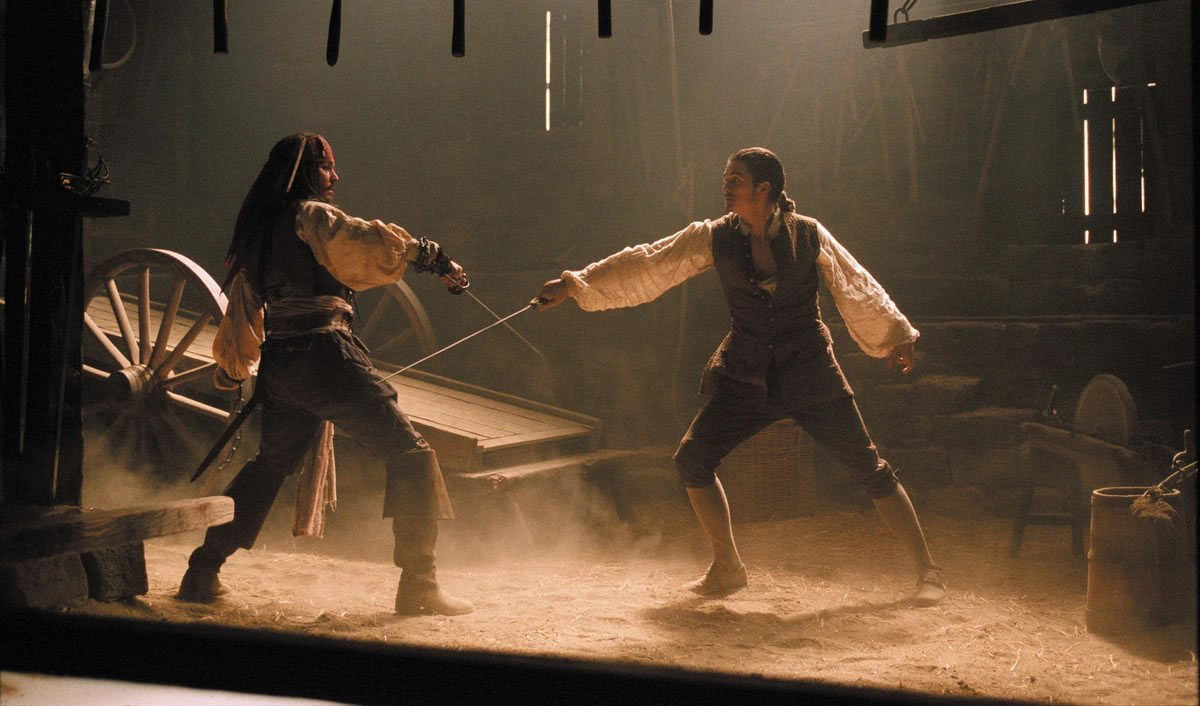 کاپیتان جک اسپارو و ویل در حال جنگیدن با شمشیر در فیلم دزدان دریایی کارائیب
