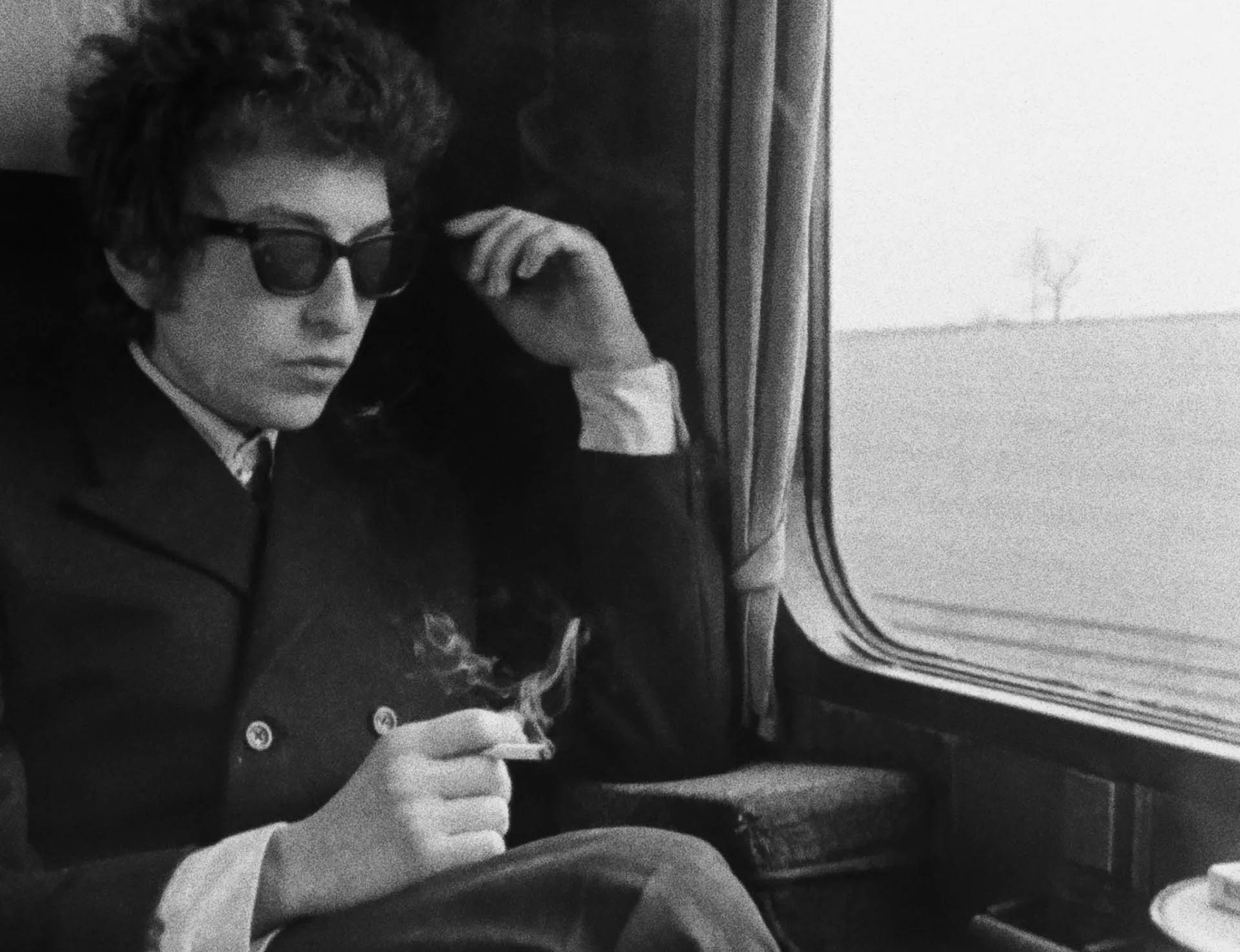 باب دیلن تنها در ماشین با سیگاری در دست در مستند Bob Dylan: Dont Look Back