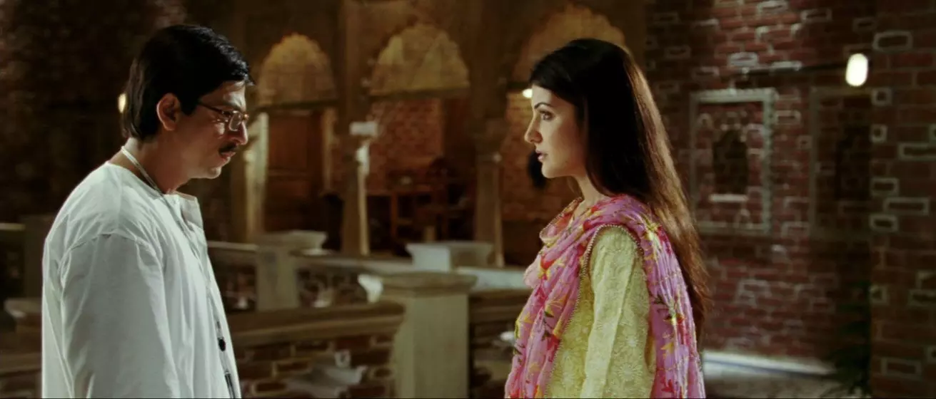 شاهرخ خان با سبیل و عینک و آنوشکا شرما در فیلم خداوند زوج ها را میسازد