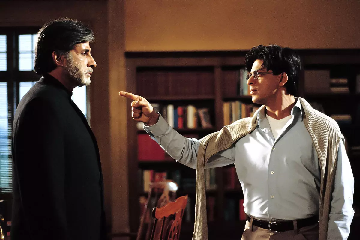 شاهرخ خان در حال اشاره کردن به آمیتاب باچان در صحنه ای از فیلم محبتها