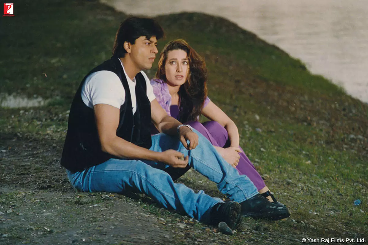 کاریشما کاپور و شاهرخ خان در طبیعت نزدیک رود در فیلم دل دیوانه