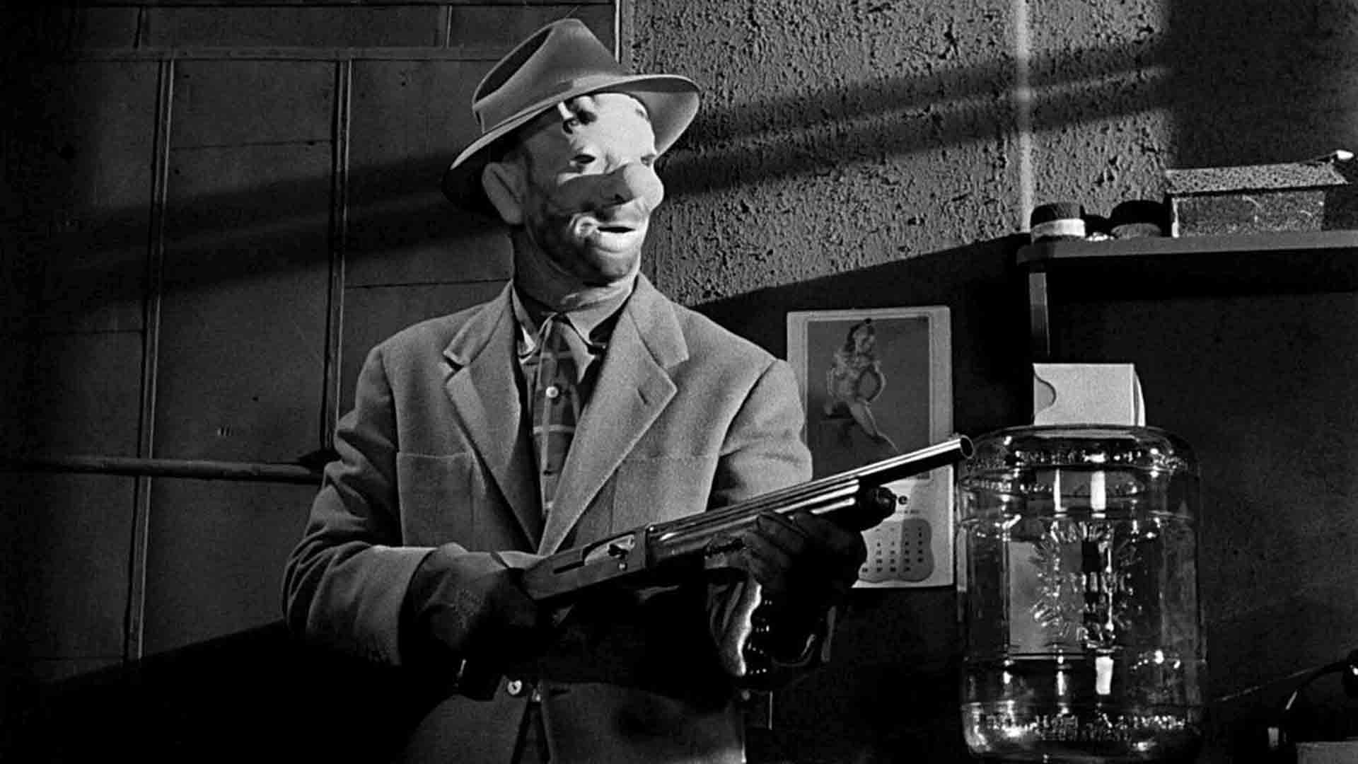 مردی با نقابی زشت، در فیلم The Killing اسلحه در دست دارد