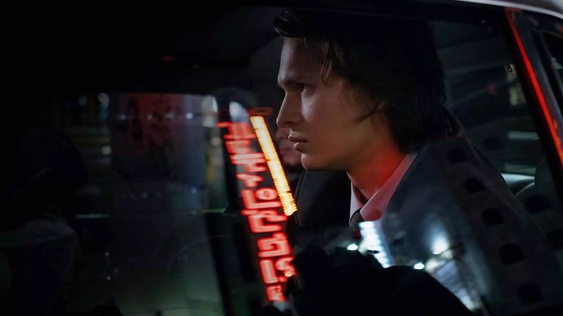 انسل الگورت در ماشین یاکوزاها در سریال Tokyo Vice