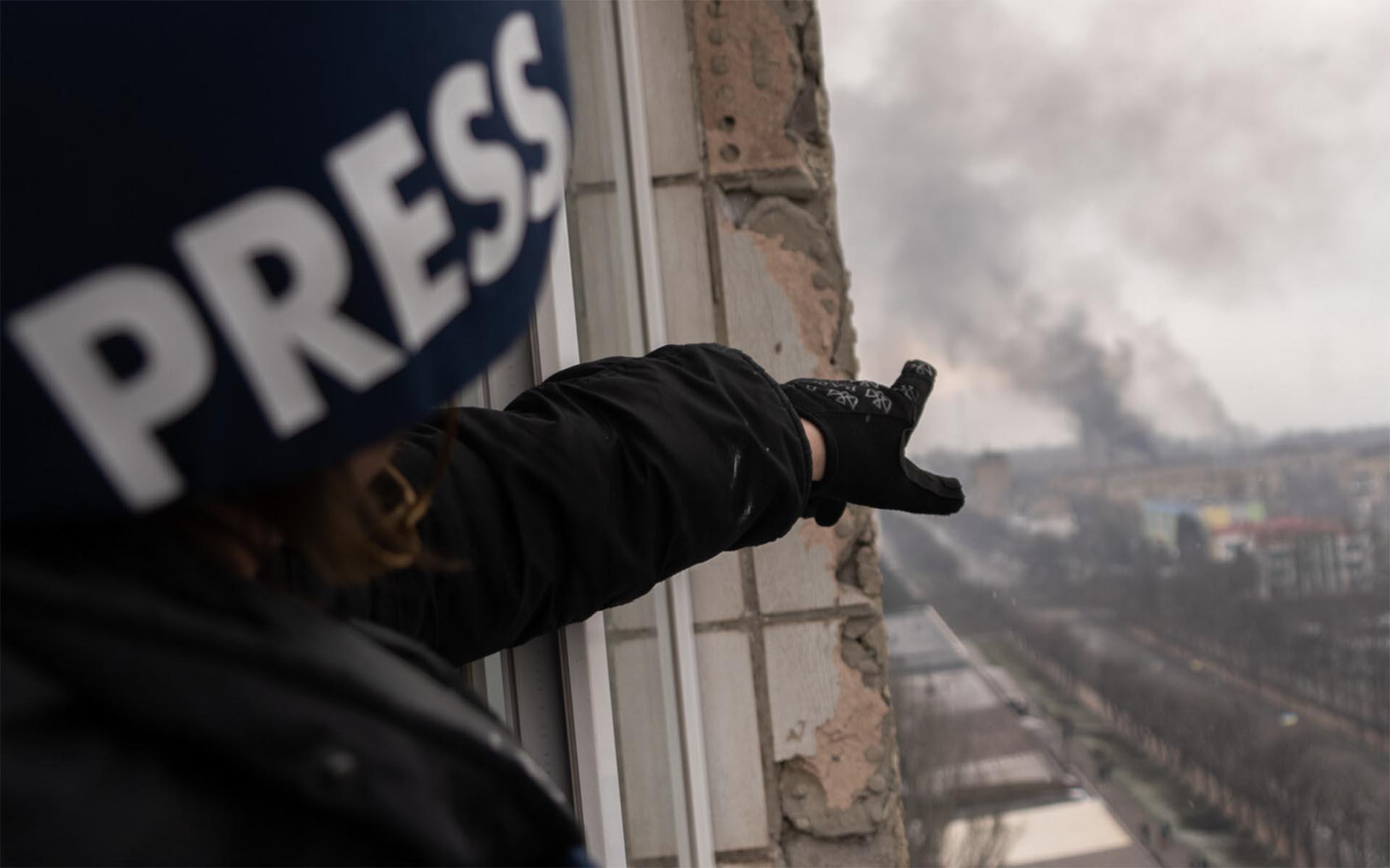 تصویری از یک خبرنگار در جنگ روسیه و اوکراین در مستند 20 Days in Mariupol