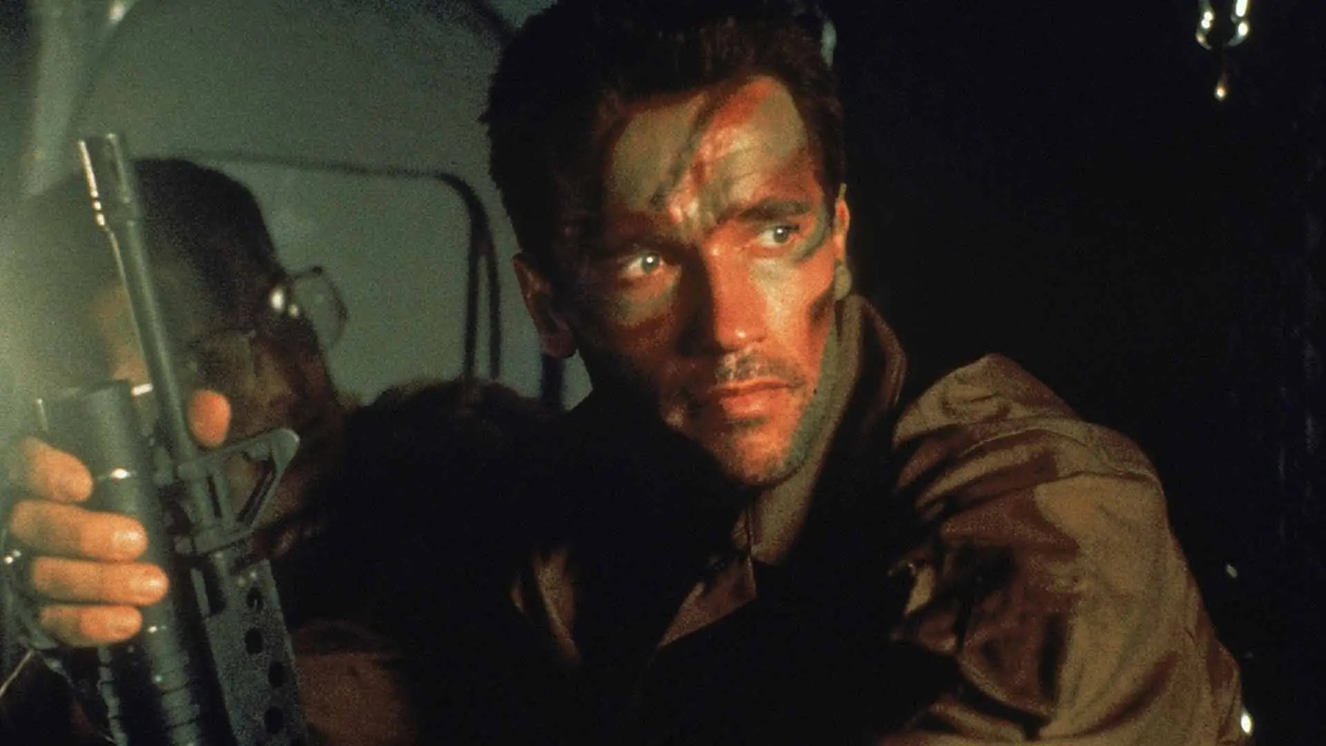 آرنولد شوارتزنگر در فیلم Predator یک اسلحه در دست دارد