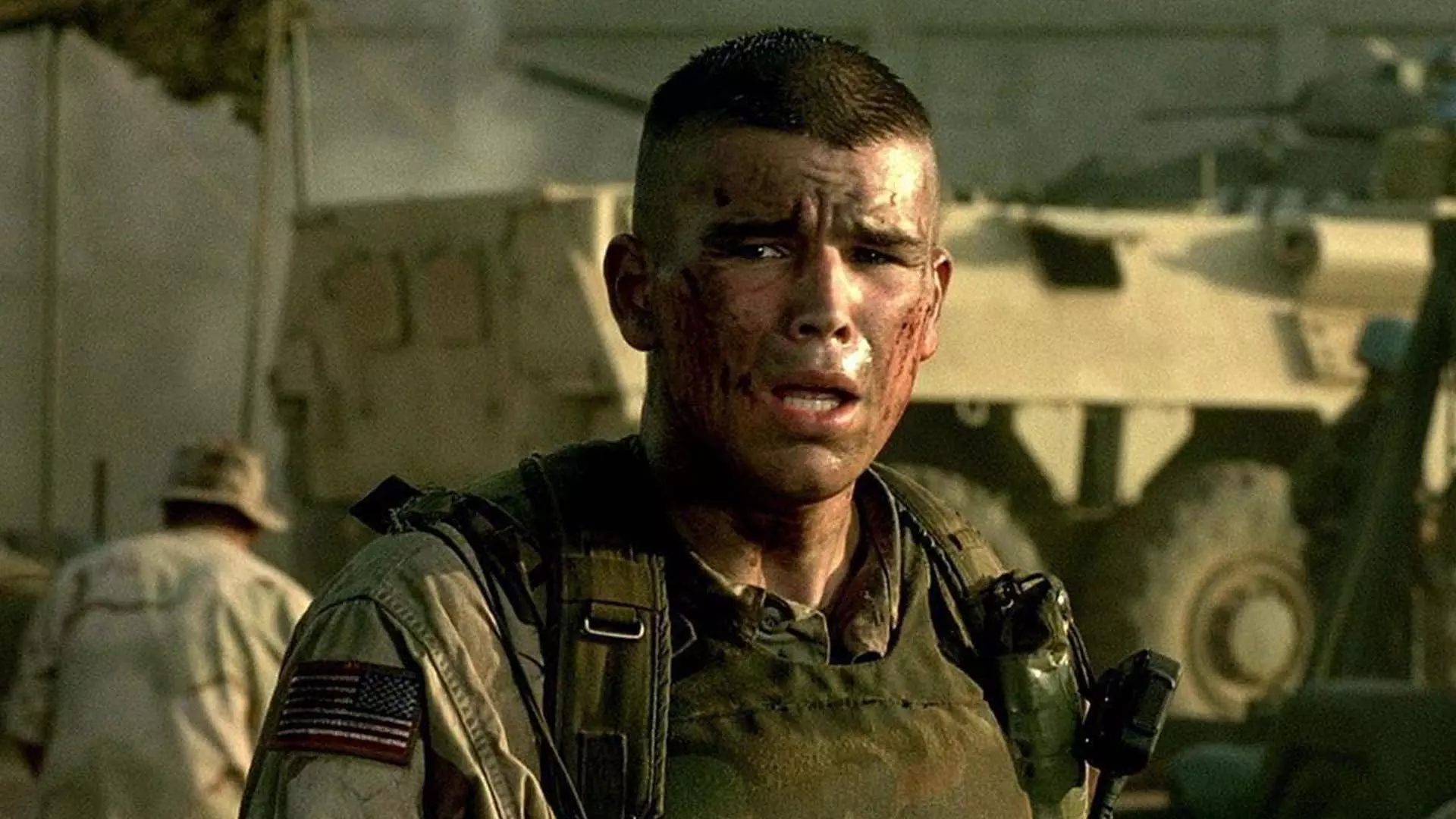 جاش هارتنت با صورتی خونی در میدان نبرد در فیلم Black Hawk Down