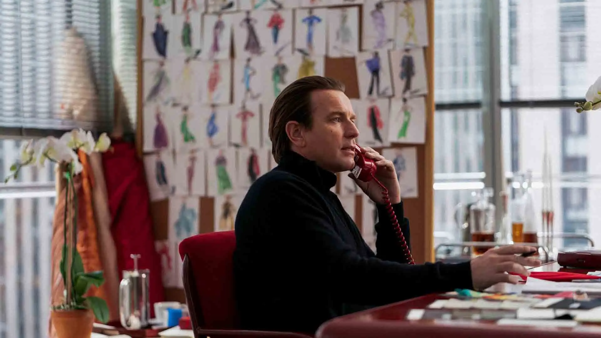 ایوان مک‌گرگور در حال تلفن صحبت کردن در نقش Halston