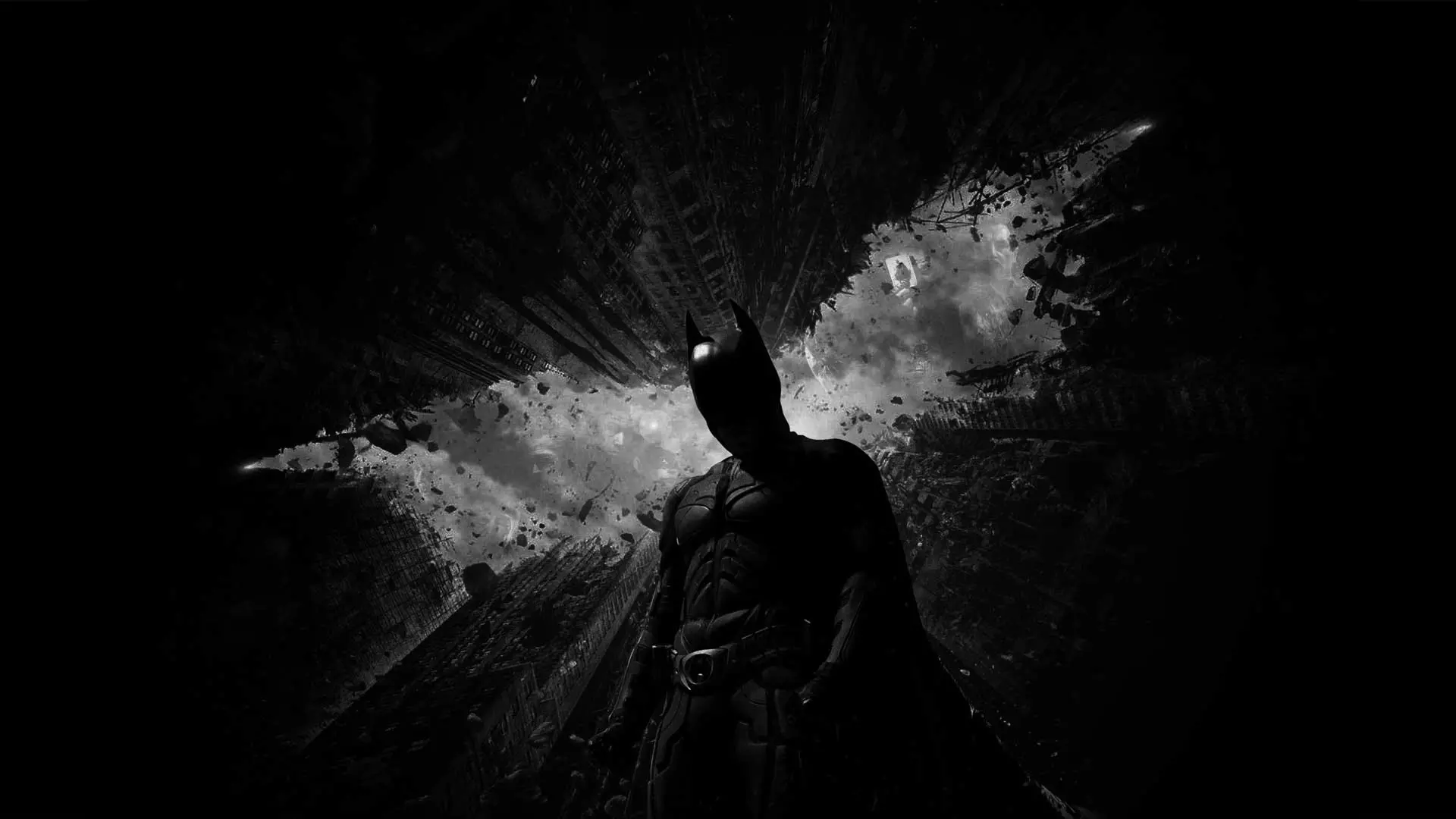 بتمن سرافکنده در فیلم شوالیه تاریکی کریستوفر نولان زیر علامت خفاش در آسمان