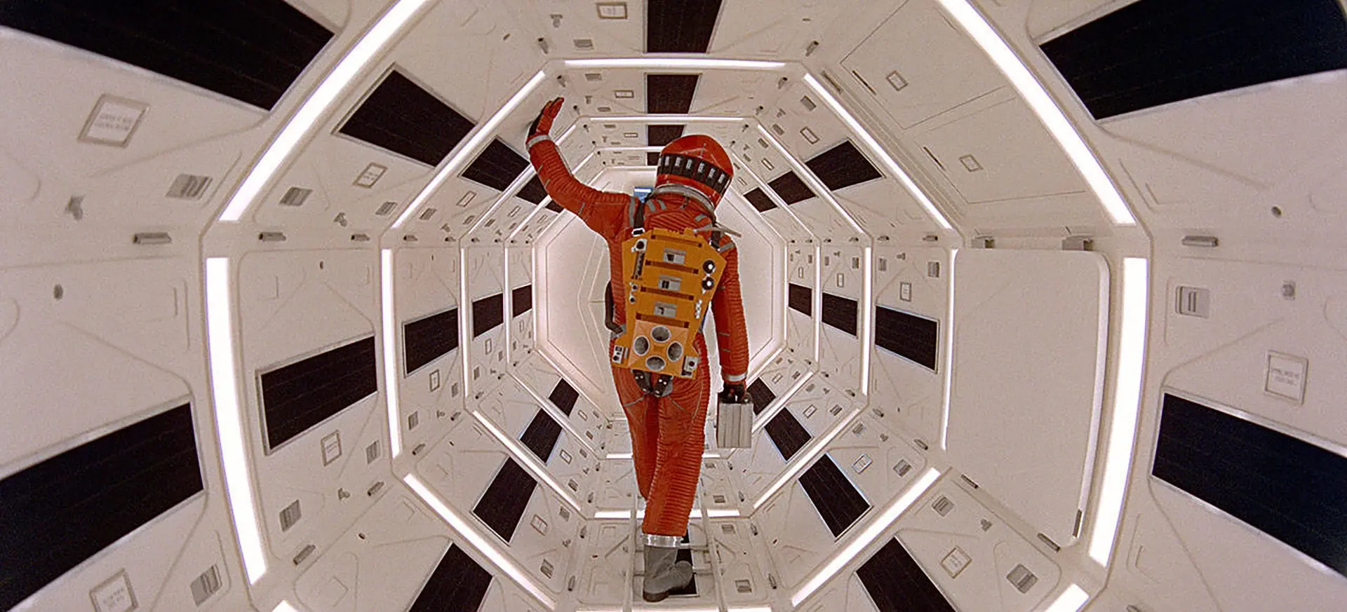 یک فضانورد در سفینه فیلم ۲۰۰۱ ادیسه ای فضایی از استنلی کوبریک