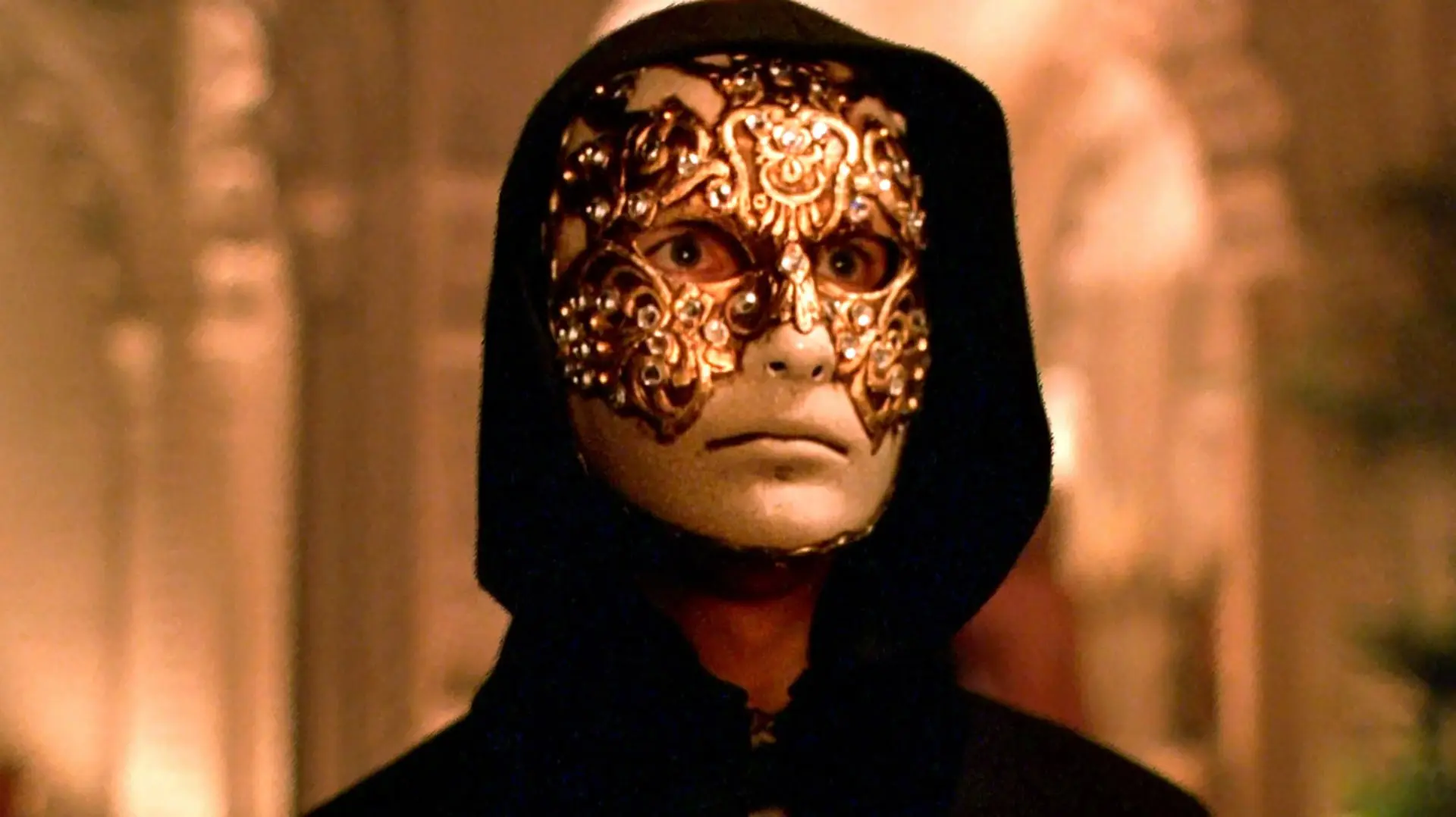 تام کروز پشت ماسک در فیلم چشمان باز بسته استنلی کوبریک
