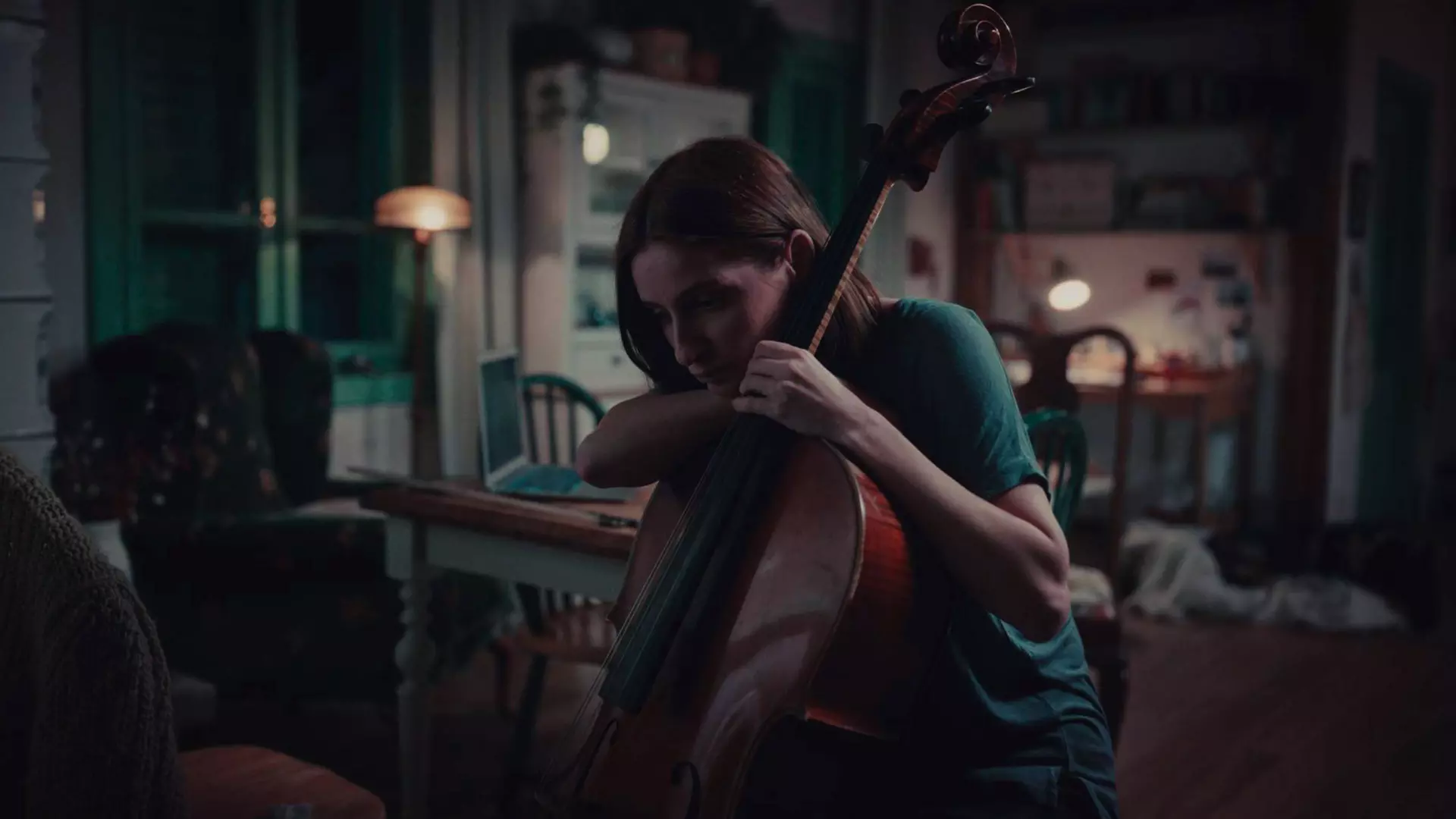 سسلیا در حال نواختن در فیلم RMN