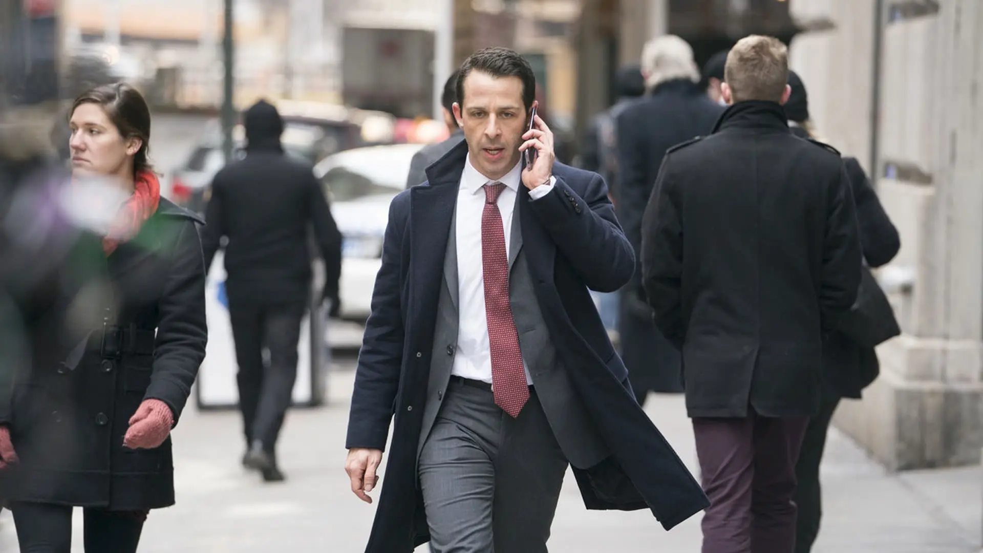 جرمی استرانگ در حال قدم زدن در خیابان و صحبت با تلفن در نمایی از سریال وراثت